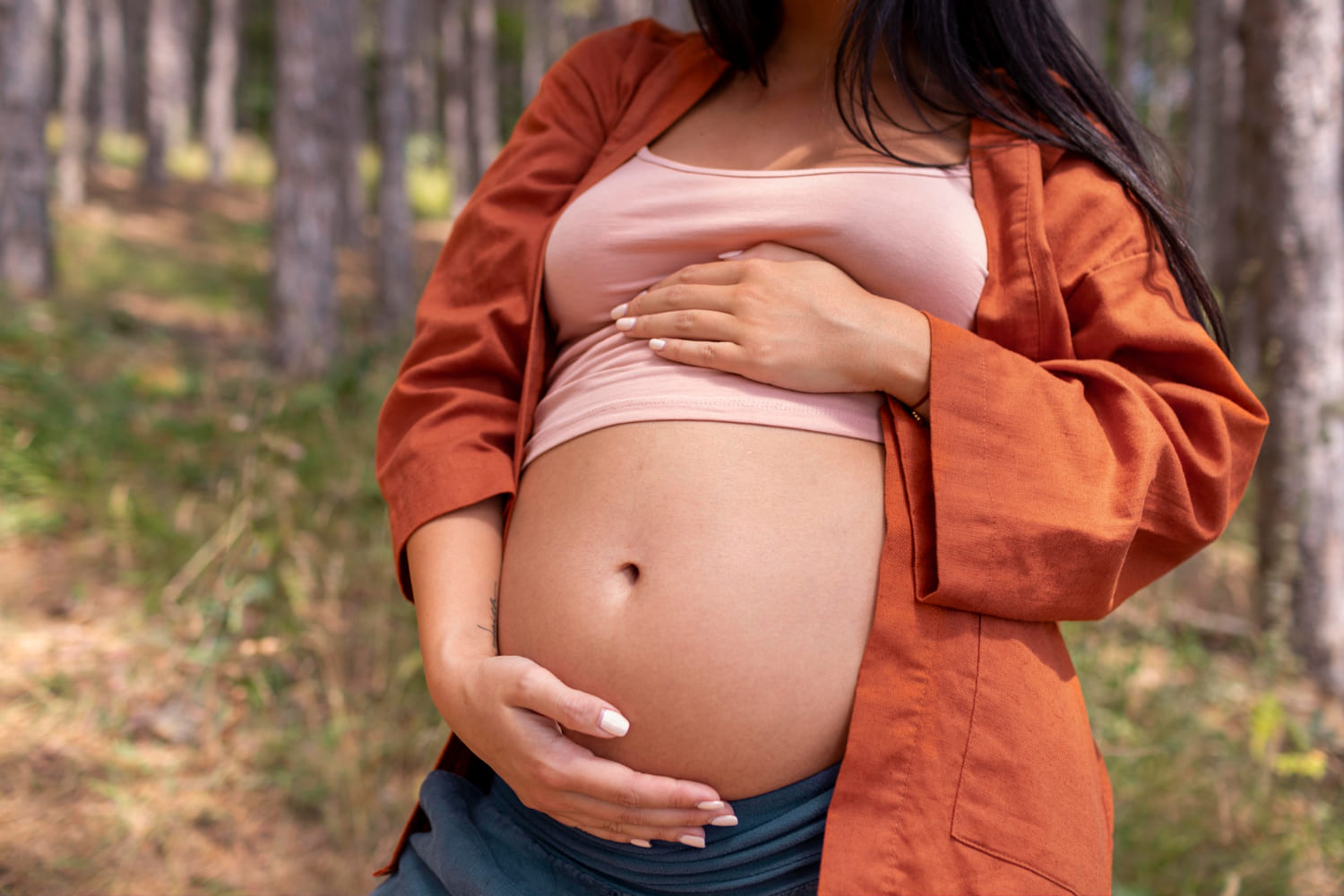 Mujer preparando maleta de viaje de verano mientras planifica su tratamiento de fertilidad